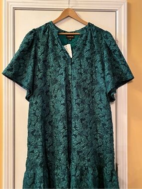 Emerald Green Textured Floral Midi Dress Short Bell Sleeves V-Neck Buttons. 2X